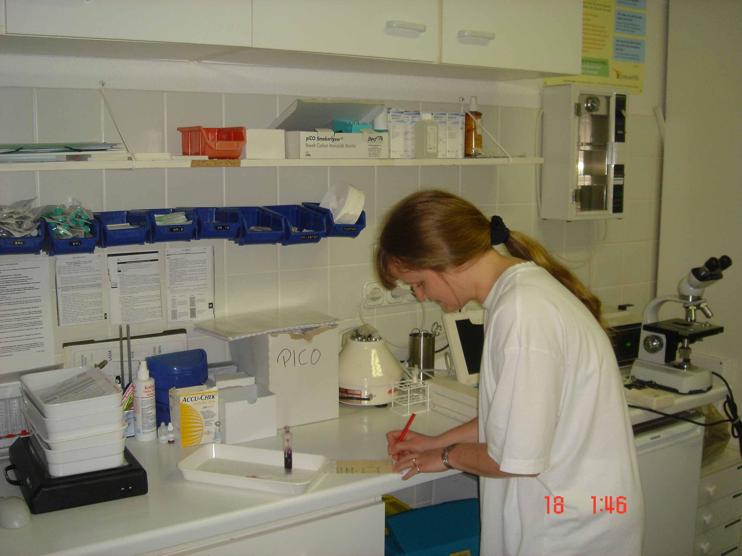 Laborspezialistin Frau Nicole Mielke bei der Arbeit
